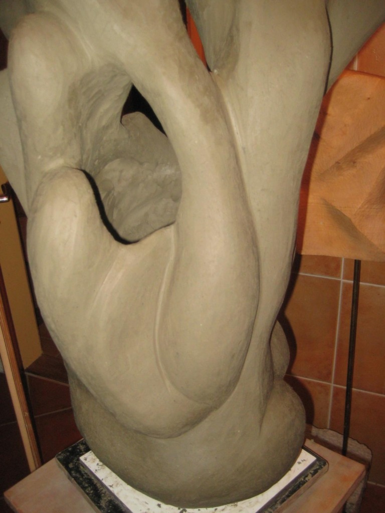 572