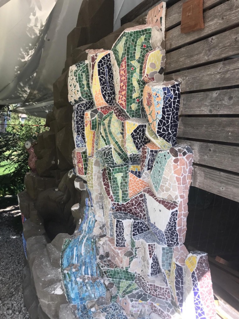 985